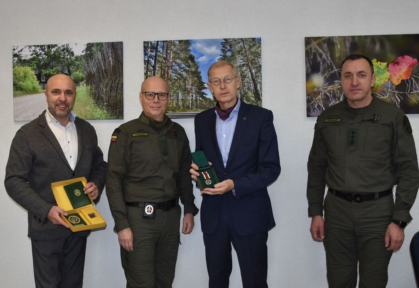 Varėnos rajono savivaldybės meras ir administracijos direktorius apdovanoti už nuopelnus Valstybės sienos apsaugos tarnybai