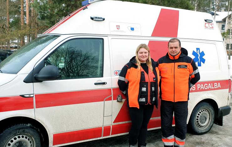 VšĮ Varėnos pirminės sveikatos priežiūros centro greitosios medicinos pagalbos skyriaus darbuotojams gimdymą teko priimti automobilyje
