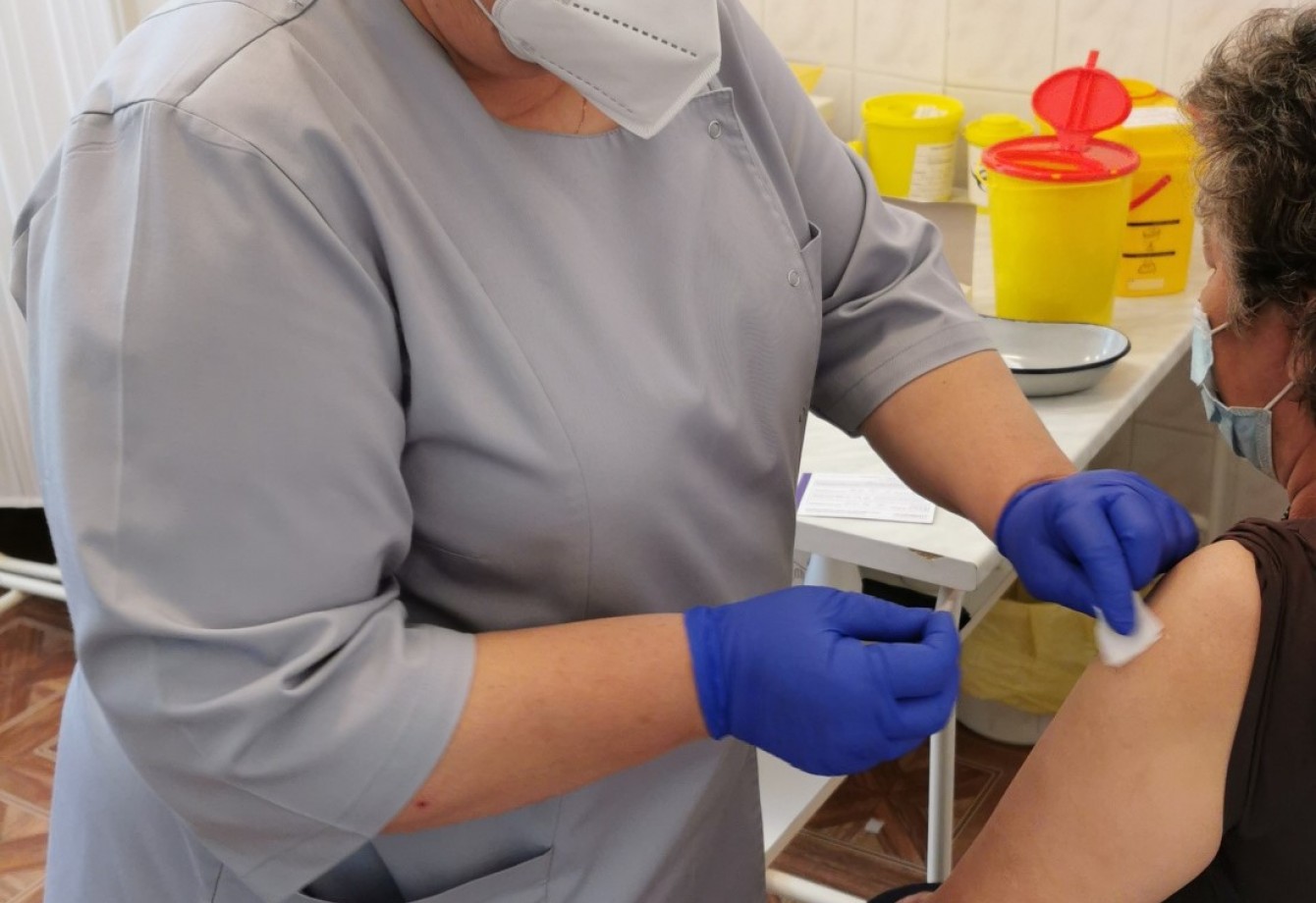 2021-12-07 VšĮ Varėnos PSPC mobili komanda Marcinkonių ir Kabelių kaimuose vykdė vakcinavimą nuo COVID-19 ligos